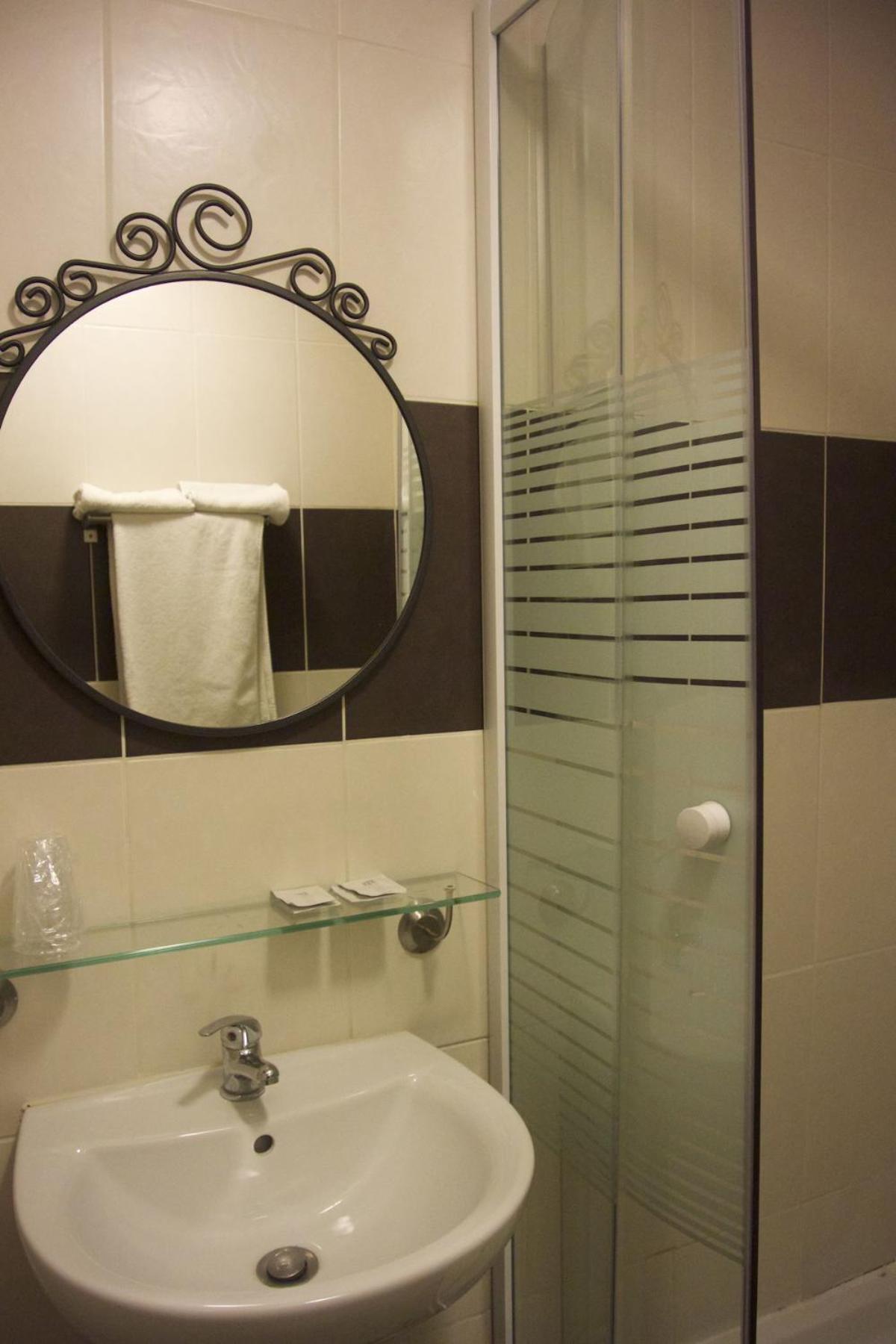 Hotel Clermont Montmartre ปารีส ภายนอก รูปภาพ