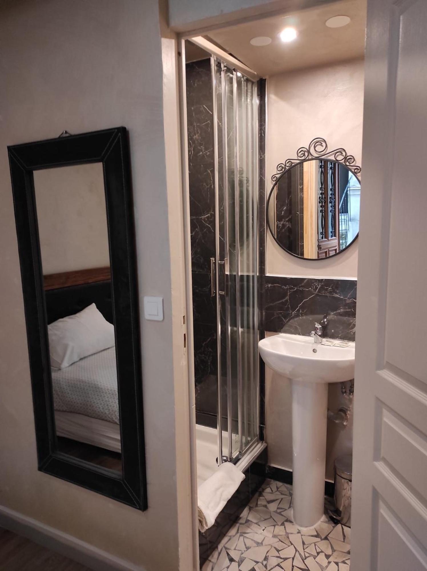 Hotel Clermont Montmartre ปารีส ภายนอก รูปภาพ